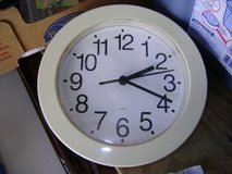 White Wall Clock - Really Works! in Luke AFB, Arizona